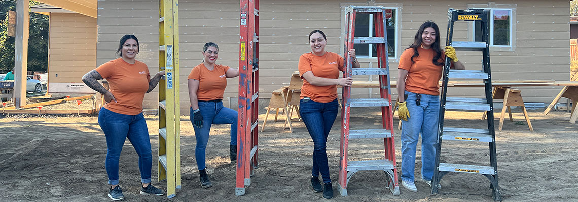 Solarity_Employees_Habitat_ladders_2024_1140x400 Solarity_Employees_Habitat_ladders_2024_1140x400