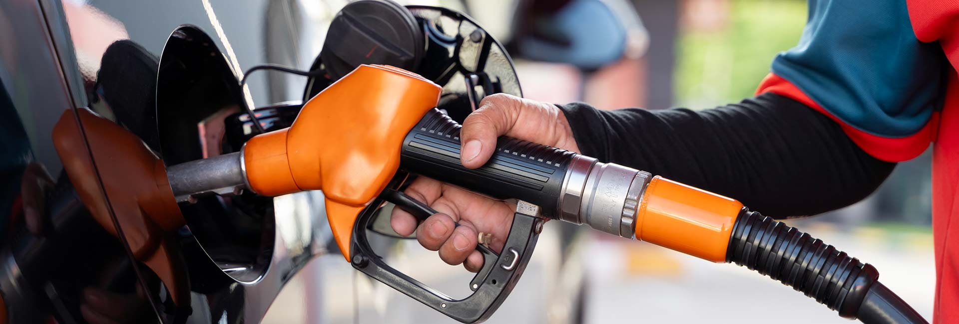 Man pumping gas and earning round up savings